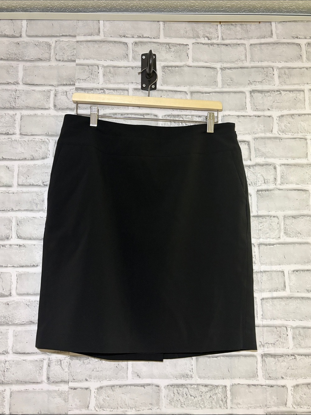 LOFT Ann Taylor Black Pencil Skirt - Sleek size 10
